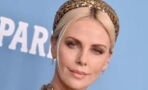 In Gold von oben bis unten: Charlize Theron beeindruckt mit hautengem Look