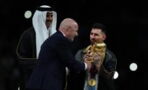 WM 2022: Das trug Lionel Messi, als ihm der WM-Pokal überreicht wurde