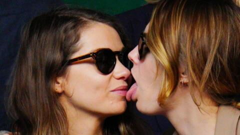 Cara Delevingne züngelt mit ihrer Freundin in Wimbledon