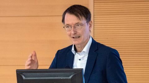 Unser Gesundheitsminister Karl Lauterbach und warum er sein Markenzeichen ablegt