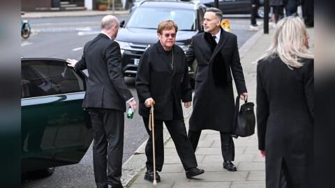 Beerdigung in London: Trauergast Elton John geht am Stock