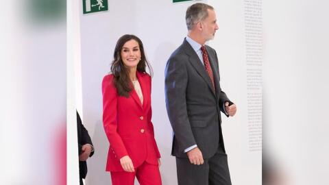 Royales Power Dressing: Königin Letizia zieht in Rot die Blicke auf sich
