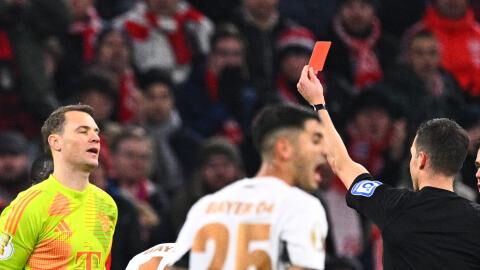 Bittere Premiere: Manuel Neuer sieht im DFB-Pokal erstmals in seiner Karriere Rot