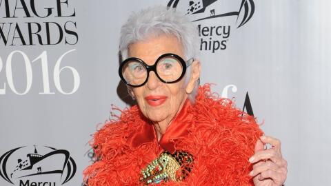 Iris Apfel stößt zum 102. Geburtstag mit Rotwein an