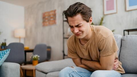 Mann, der über schreckliche Magenschmerzen klagt, entdeckt lebende Kakerlake in seinem Körper