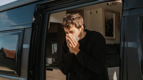 Er musste nur niesen: Ein gesunder junger Mann erleidet einen Schlaganfall