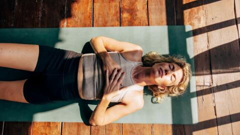 Menopause: Ist Hormon-Yoga wirksam zur Linderung der Wechseljahresbeschwerden?