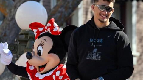 Patrick Mahomes: Super-Bowl-Gewinner feiert mit Familie in Disneyland