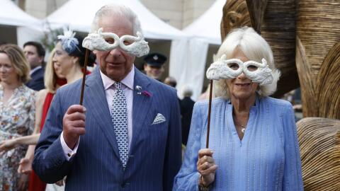 Darum tragen König Charles und Königin Camilla Tiermasken