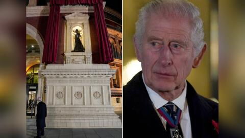 König Charles III. enthüllt Statuen der Queen und von Prinz Philip - und wird emotional