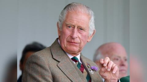 König Charles III. scherzt über seine "Wurstfinger"