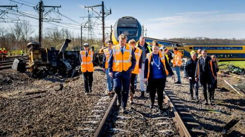 König Willem-Alexander sichtlich mitgenommen am Ort des Zugunglücks