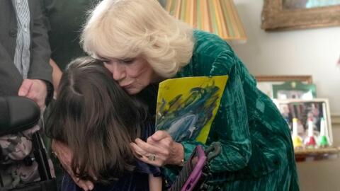 Royal-Tradition: Königin Camilla schmückt mit Kindern Weihnachtsbaum