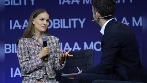 Natalie Portman ohne Ehering zu Besuch bei der IAA in München