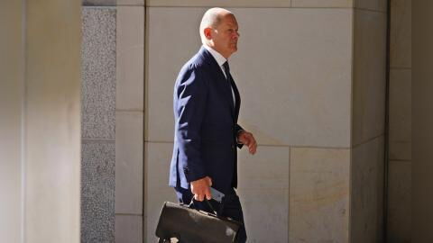 Olaf Scholz wird 65 - seine Aktentasche ist nicht viel jünger