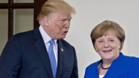 Als Donald Trump Angela Merkel mit Bonbons beworfen hat