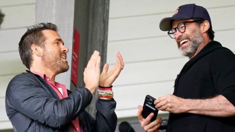 Gast in Wrexham: Hugh Jackman feuert Fußballteam von Ryan Reynolds an