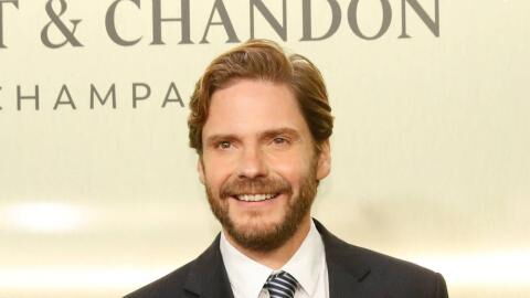 Erstes Bild: Disney+ zeigt Daniel Brühl als Karl Lagerfeld