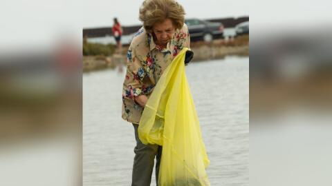 Altkönigin Sofia von Spanien sammelt Müll am Strand