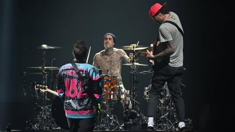 Travis Barker nach Tour-Unterbrechung zurück am Schlagzeug