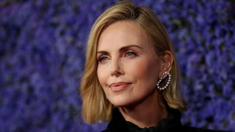 Charlize Theron traut sich: Kurzhaarschnitt und Netzkleid
