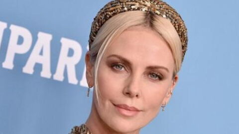 In Gold von oben bis unten: Charlize Theron beeindruckt mit hautengem Look