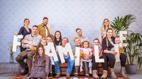 Silvia Wollny postet Karneval-Familienfoto: Ein Detail springt den Fans besonders ins Auge