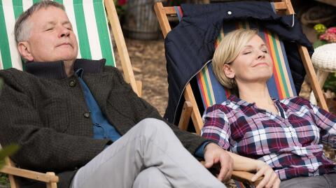 "In aller Freundschaft": Roland schützt Kathrin - und verletzt sich dabei schwer