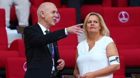 Ministerin Faeser trägt "One Love"-Binde neben FIFA-Chef bei WM-Spiel