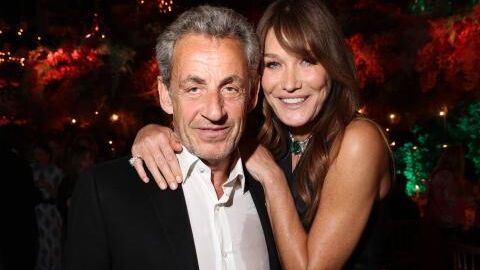Carla Bruni enthüllt unveröffentlichtes Foto von Nicolas Sarkozy in Unterhose auf Campingplatz