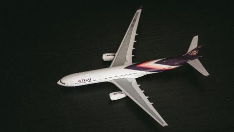 Skurril: Darum hat der Thai-König ein Flugzeug im Garten