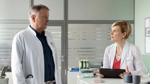 "In aller Freundschaft": Keine echte Freundschaft zwischen Andrea Kathrin Loewig und Thomas Rühmann