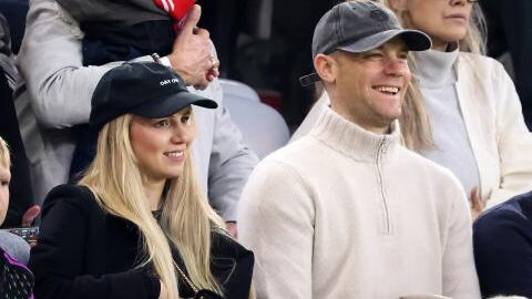 Anika Bissel und Manuel Neuer beim Siel des FC Bayern gegen den SC Freiburg, München, 2023