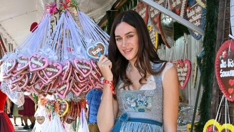 Gloria-Sophie Burkandt: Söder-Tochter offenbart Beziehungsstatus mit Dirndl-Schleife