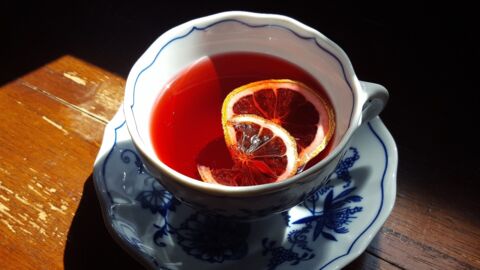 Hibiskus-Tee für den Sommer: Darum solltest du ihn öfter trinken