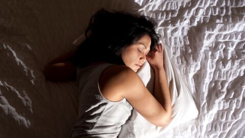 Auf dieser Seite solltest du nachts nicht schlafen, sonst gefährdest du deine Gesundheit