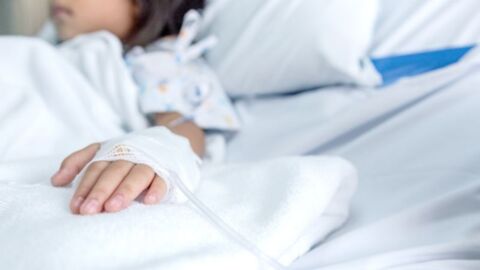 Junges Mädchen liegt sterbenskrank in Klinik: Über Nacht geschieht das Wunder