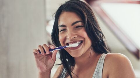 Zähne putzen unter der Dusche: Gesundheit in Gefahr