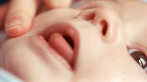 Mutter entdeckt seltsamen Fleck im Mund ihres Babys: Bei der Diagnose bricht sie in Tränen aus