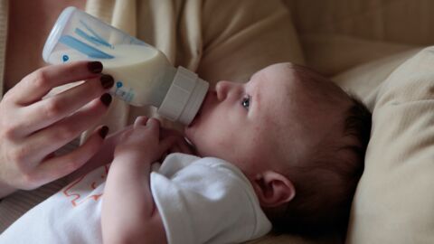 Aus Schlafmangel: Völlig übermüdete Eltern geben ihrem Baby Eiswürfel zu essen