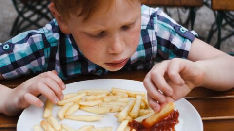 Junge ernährt sich jahrelang nur von Pommes: Die Folgen für seinen Körper sind schlimm!