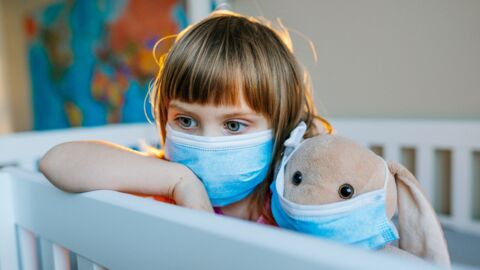 Experte schlägt Alarm: Das Durchimpfen von Erwachsenen verlagert das Infektionsrisiko auf Kinder