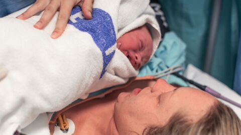 Mutter bricht in Tränen aus, als sie eine romantische Überraschung an ihrem Neugeborenen entdeckt