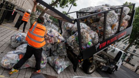 Protestaktion: Greenpeace kippt 625 Kilogramm Plastikmüll vor Boris Johnsons Haustür