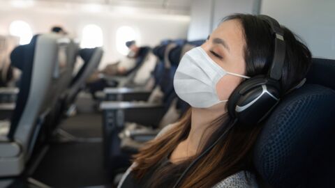 Frau schläft im Flugzeug ein, dann hat sie mit erschreckenden Folgen zu kämpfen