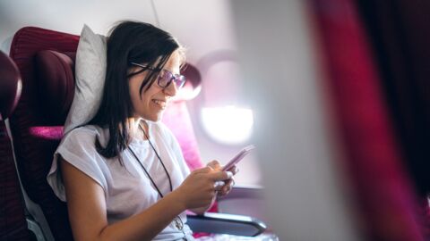 Hack fürs Fliegen: Frau zeigt, wie man ein Gratis-Gepäck im Flugzeug bekommt