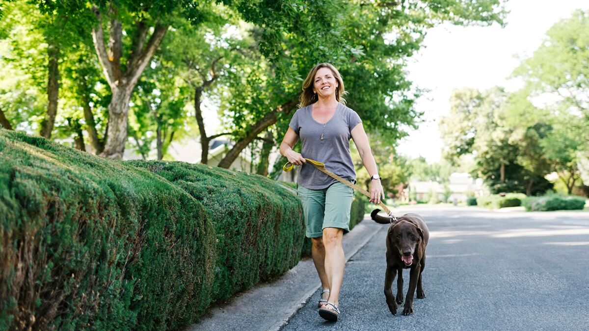 Frau hat mit hund