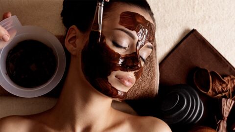 Make-Up-Trend: Darum schütten Influencerinnen sich reihenweise Kakao ins Gesicht