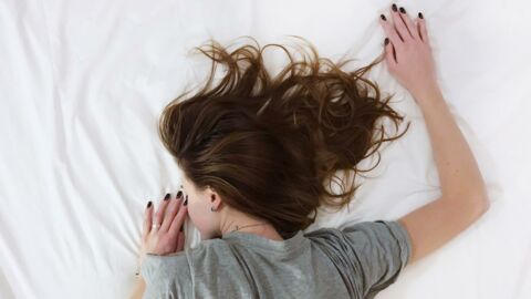Alt werden im Schlaf: Diese Position im Bett verursacht Falten