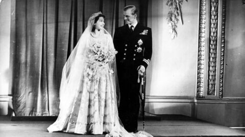 Die Frage aller Fragen: Was versteckte Queen Elizabeth damals unter ihrem Hochzeitskleid?